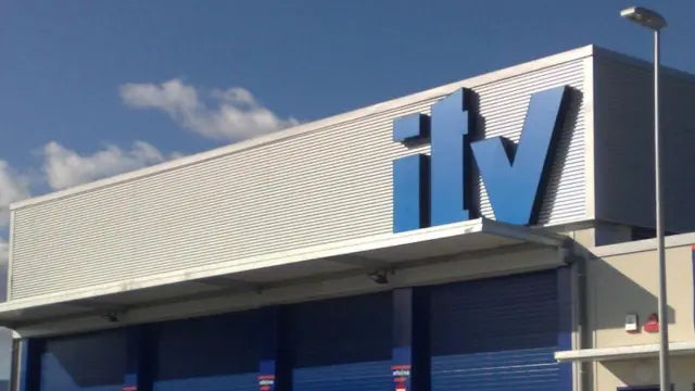 La baliza V-16 ya se revisa en la ITV: 200 euros de multa por no llevarla y rechazo